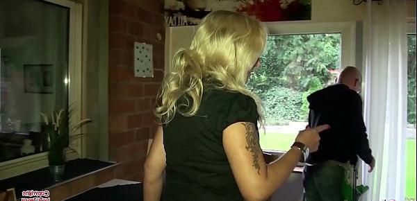 Mega Naturtitten Mutter zahlt den Fensterputzer mit Fick für Arbeit - German Mom